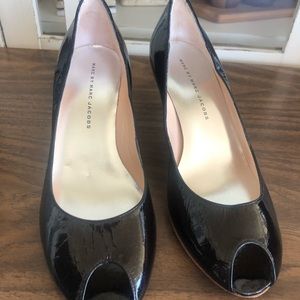 Marc by Marc Jacobs open toe black pumps